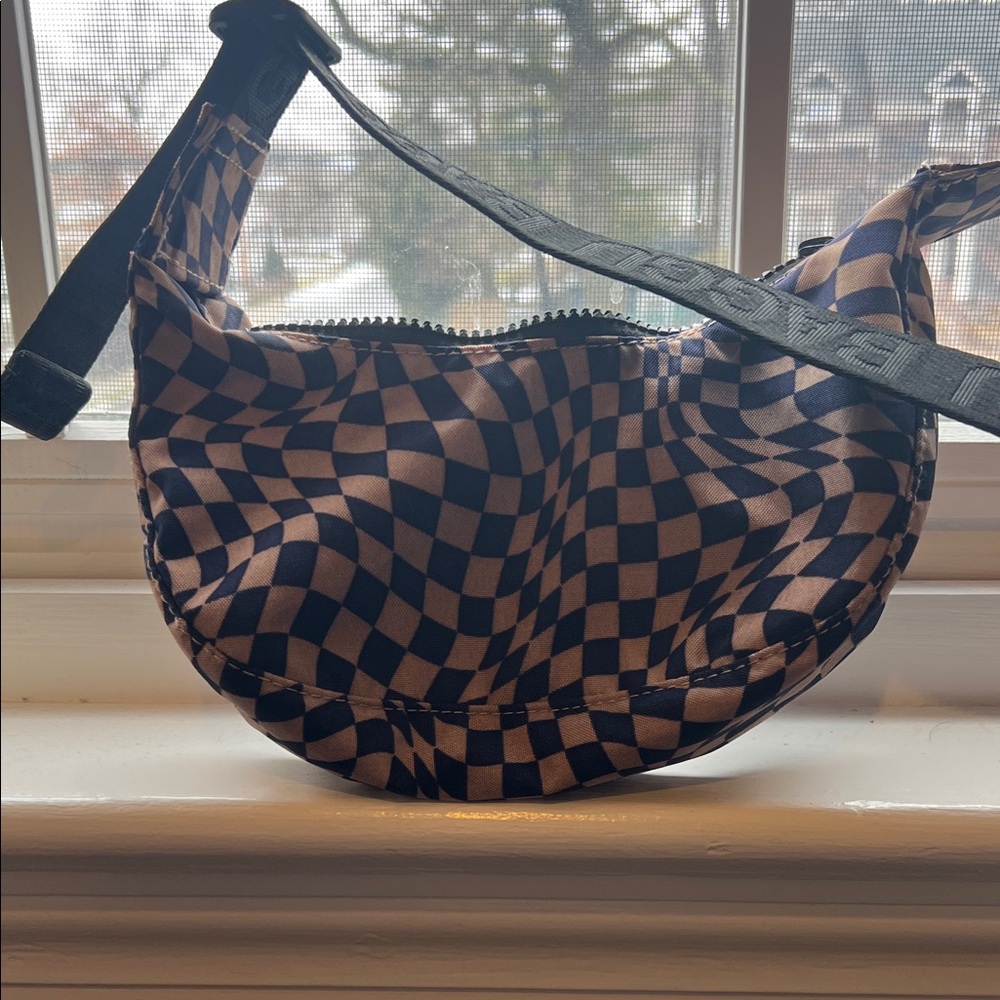 BAGGU TRIPPY mini Checkerboard Crescent Crossbody Bag in Navy & pink NWOT RARE - Picture 2 of 5